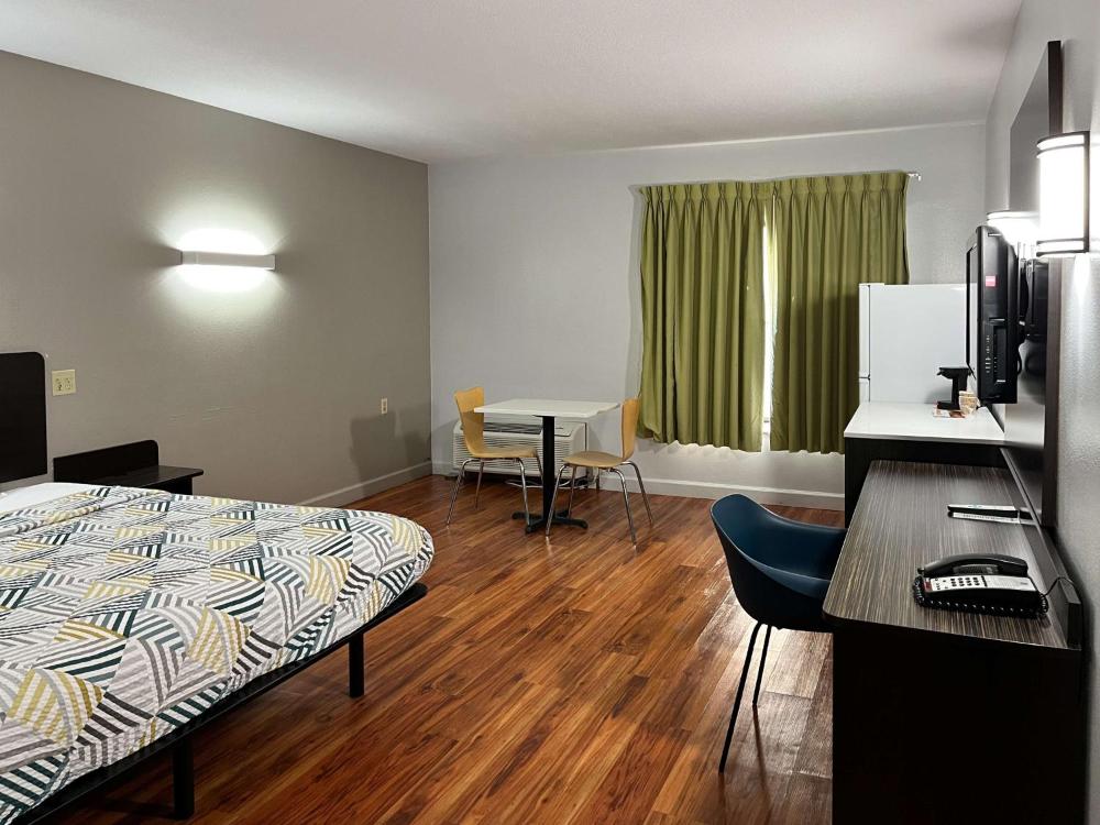 King Room - Non-Smoking interior